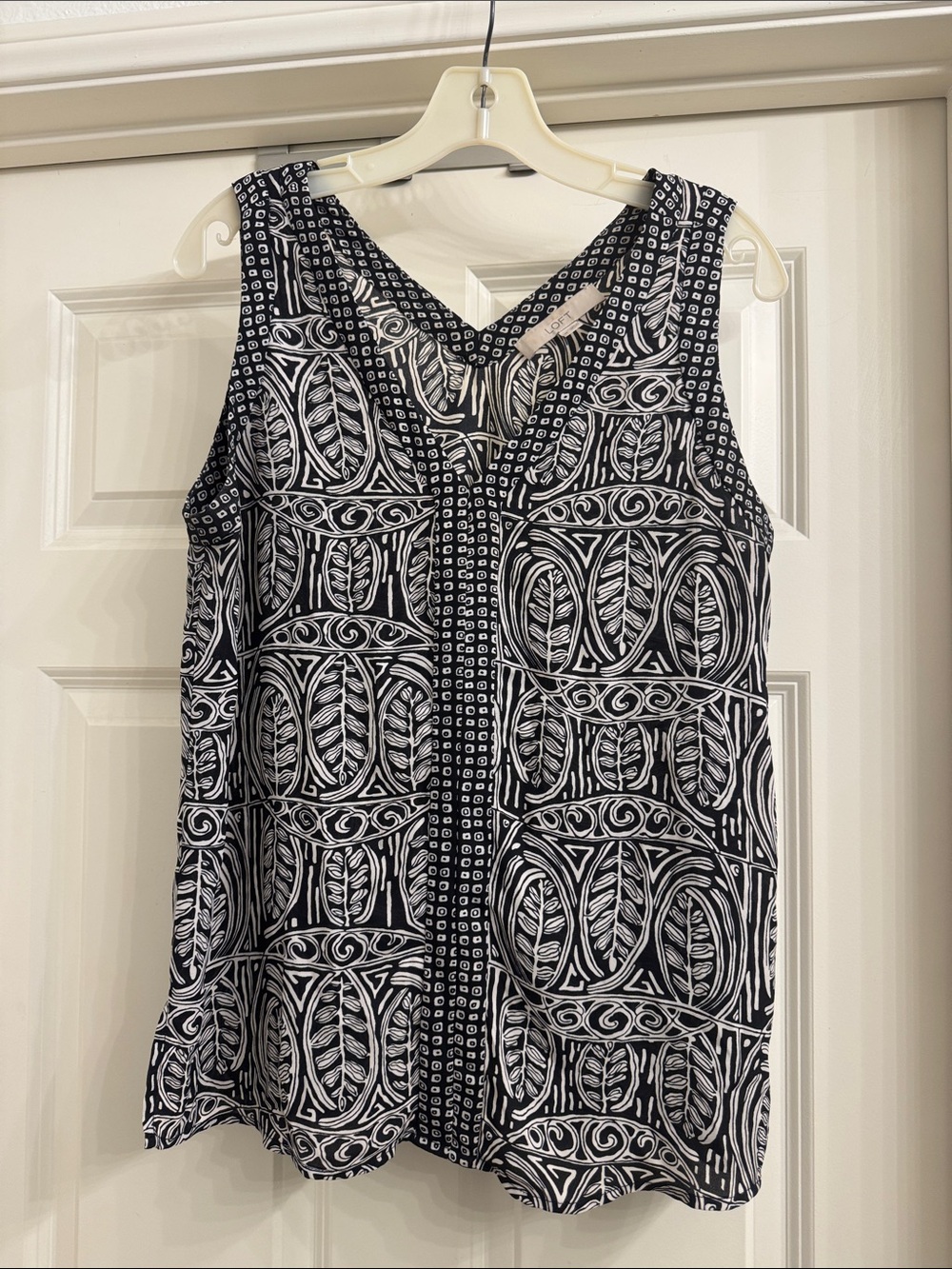 Loft Black & White Printed V-Neck Sleeveless Top size M